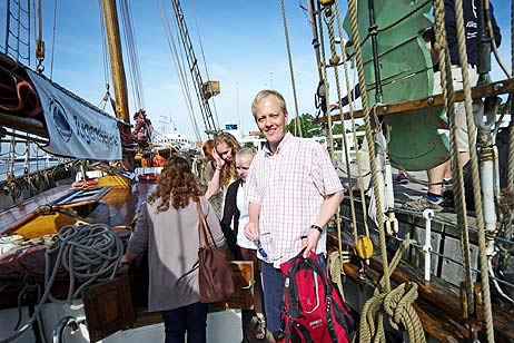 Pastor Robert Pfeifer startete mit Jugendlichen an Bord der »Zuversicht« zu Klimasail auf der Ostsee. Fotos: KARL ERHARD VÖGELE