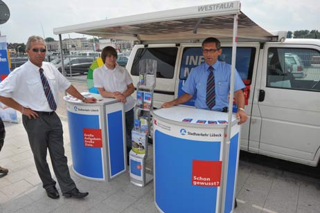 Am Donnerstag gab es einen Info-Stand auf dem Fährplatz. Für die Besucher gab es kleine Marzipan-Herzen und Aktionen als Dankeschön für die Treue. Foto: TA