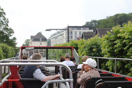 Blick auf die Kastenlinden in der Kaiserallee und das A-ROSA. Foto: WM