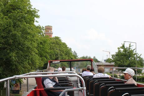 Fahrt durch die Trelleborgallee mit Blick auf den Alten Leuchtturm. Die Fahrgäste mußten auf der Strecke wegen der Äste öfter die Köpfe einziehen. Foto: WM