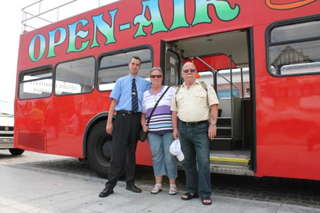 Den Open-Air-Bus fuhr der Busfahrer René Romanski, der den Travemünder und den Gästen vom Trave-Express bekannt ist. Foto: WM