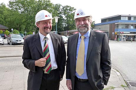 Ulrich Pluschkell, Aufsichtsratsvorsitzender des Stadtverkehrs (links) und Willi Nibbe, Geschäftsführer der Lübeck-Travemünder-Verkehrsgesellschaft (LVG), besichtigten die Baustelle. Fotos: KARL ERHARD VÖGELE