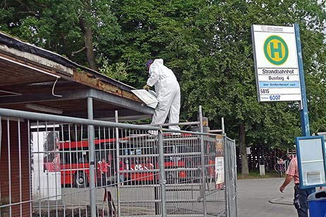 Das Kiosk-Gebäude enthält auch Asbest-Platten, die entsorgt werden müssen. Die Arbeiter tragen Schutzanzüge. Fotos: KARL ERHARD VÖGELE