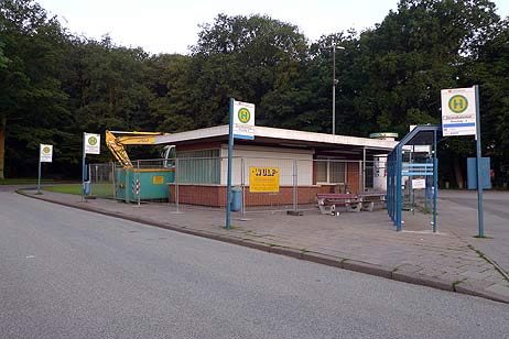 Wo heute noch der alte Kiosk steht, sollen nächste Woche Donnerstag schon zwei Container stehen. Als Aufenthalts- und Sanitärräume für die Busfahrer. Fotos: KARL ERHARD VÖGELE