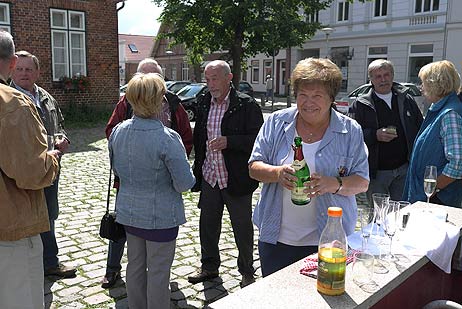 Uschi Schell beim Ausschenken des Begrüßungssektes. Foto: KARL ERHARD VÖGELE