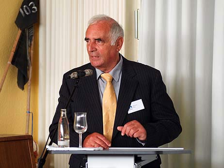 Dahmes Bürgermeister Heinrich Plön kam als einziger Redner ohne Manuskript aus. Er erinnerte an die frühere Bedeutung des Leuchtturmes Dahmeshöved für Flüchtlinge aus der DDR. Dahmeshöved war »Das Feuer der Freiheit.« Fotos: KARL ERHARD VÖGELE