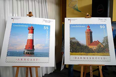 Der Leuchtturm Arngast schmückt für 55 Cent Standardbriefe, der Leuchtturm Dahmeshöved ist mit 90 Cent für Kompaktbriefe gedacht. Fotos: KARL ERHARD VÖGELE