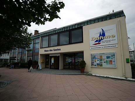 Im »Haus des Gastes« an der Strandpromenade des Ostseebades Dahme wurden die neuen Leuchtturm-Marken vorgestellt. Fotos: KARL ERHARD VÖGELE