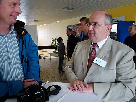 »Irgendwann sind alle dran«, sagte Armin Hölzer, Kunstbeirat des Finanzminsteriums und Präsident des Bundesverbandes des Deutschen Briefmarkenhandels, als er nach einer Leuchtturm-Travemünde-Marke gefragt wurde. Fotos: KARL ERHARD VÖGELE