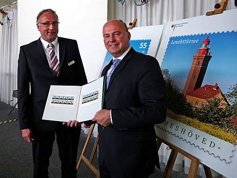 Hartmut Koschyk (rechts), Staatssekretär im Bundesfinanzministerium, verlieh Ersttagsalben an zahlreiche Ehrengäste, darunter Henning Dierken, Leiter des Wasser- und Schifffahrtsamtes Lübeck. Fotos: KARL ERHARD VÖGELE