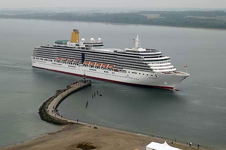Die Arcadia besucht zum zweiten Mal Travemünde. Fotos: KARL ERHARD VÖGELE