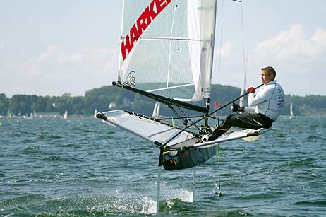 Trotz morgendlicher Flaute gab es rasante Szenen auf der Ostsee zu sehen. Fotos: KARL ERHARD VÖGELE