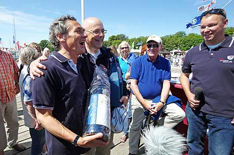 Lübecks Bürgermeister Bernd Saxe hat am Mittwoch (27. Juli) sein Heimspiel gegen Kiels Oberbürgermeister Torsten Albig gewonnen. Fotos: KARL ERHARD VÖGELE 