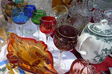 Früher kamen die guten Römergläser nur zu besonderen Festtagen auf den Tisch, am Samstag konnte man sein Sortiment auf der Flohmarktmeile ergänzen. Foto: KARL ERHARD VÖGELE