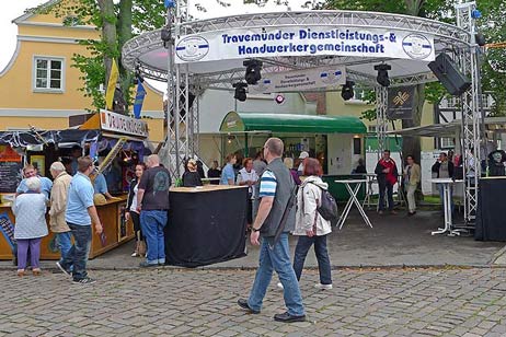 Der modernen Aufbauten der Travemünder Dienstleistungs- und Handwerkergemeinschaft kamen gut an, nicht nur weil sie Schutz vor gelegentlichen Regenschauern boten. Foto: KARL ERHARD VÖGELE