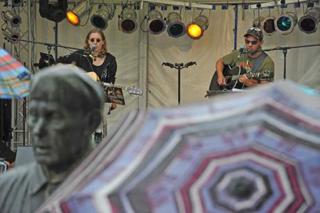 Joon Wolfsberg trat mit ihrem Vater auf der Altstadtfest-Bühne auf. Foto: TA