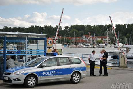 Die Polizei muss auch weiterhin vorm Priwall-Einsatz keine Fährkarten abstempeln. Wegen des Transports von Polizeifahrzeugen gibt es aber Gespräche zwischen Stadtverkehr und Polizeiverwaltung. Foto: ARCHIV TA 