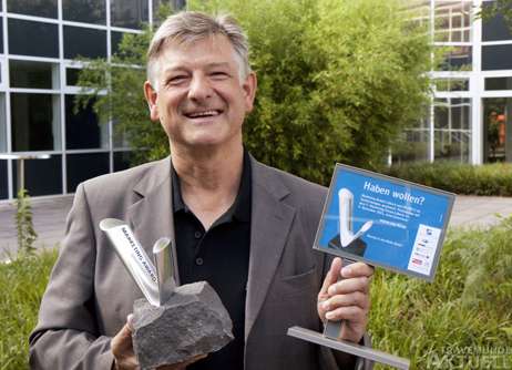 Rüdiger Bachorski, Vorstand Marketing-Forum, präsentiert die begehrte Trophäe. Foto: MARGRET WITZKE
