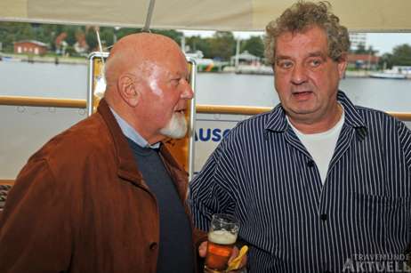 Mit dabei: Ingo Petersen (links), Gründer und Ehrenvorsitzender des Vereins »Rettet die Passat«. Hier im Gespräch mit Segelpeter, der für leckere Suppe und Fischbrötchen sorgte. Foto: TA