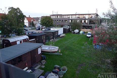 Auf dem Parkplatz hinter der Netzwiese soll ein neues Gebäude entstehen. Fotos: KARL ERHARD VÖGELE 