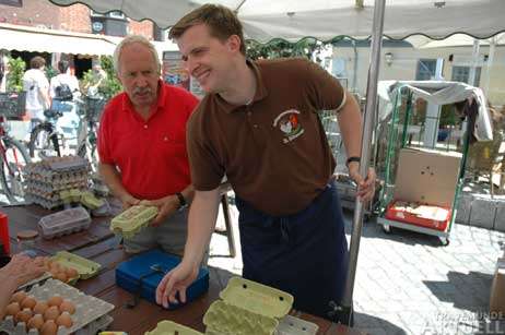 Sven Bössow (rechts) ist 1. Vorsitzender des Landesverbands der Schausteller und Marktkaufleute Schleswig-Holstein e.V., Kreisstelle Lübeck. Und auch schon rund 20 Jahre dabei. Die Kunden würden Wert auf Qualität legen und dass der Chef hinterm Stand steht und etwas zu seinen Waren sagen kann, berichtet er. Foto: ARCHIV TA 