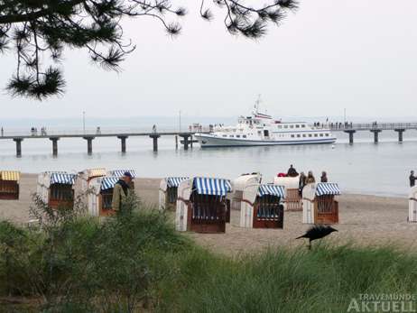 Die MS Sven Johannsen an der Maritim-Brücke in Timmendorfer Strand. Zwei Passagiere aus Grömitz haben in Timmendorfer Strand die Abfahrt des Schiffes verpasst und sind dann mit einer Taxe nach Neustadt nachgefahren. Foto: RALF SIEVERT