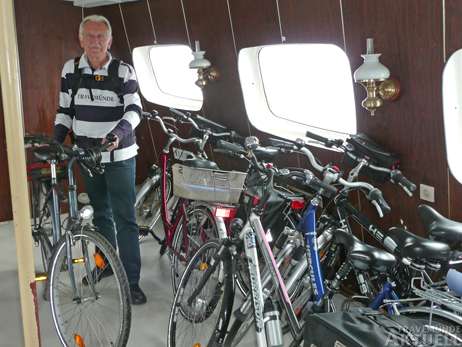 Speziell für die Fahrradmitnahme sind auf der MS Sven Johannsen auf einem Deck zahlreiche Fahrradständer montiert worden. Foto: KARL ERHARD VÖGELE