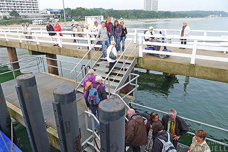 Die Passagiere gehen in Timmendorfer Strand für eine Stunde an Land. Foto: KARL ERHARD VÖGELE