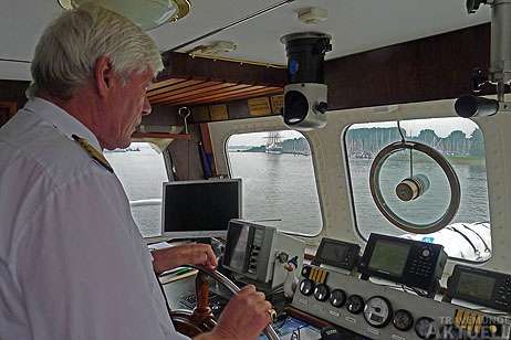 Ablegen in Travemünde: Kapitän Heiner Sick auf der Brücke des Ausflugsschiffes »MS Sven Johannsen«. Foto: KARL ERHARD VÖGELE