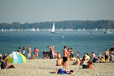 Travemünde Aktuell: Weiße Segel, blaues Meer