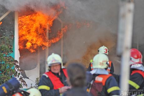 Flammen schlagen aus den Fenstern des Sonnenstudios, das komplett ausbrannte. Fotos: TA
