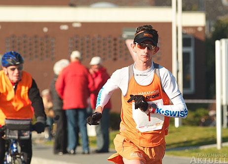 Jon-Paul Hendriksen gewann zum dritten Mal den Lübeck-Marathon. Er brauchte 2 Stunden und 36 Minuten für die Strecke. Fotos: KARL ERHARD VÖGELE