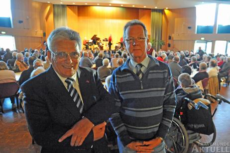 »Man kann sehen, das man in Travemünde einiges auf die Beine stellen könnte mit den entsprechenden Erfahrungen«, sagt Hans-Joachim Buske, der sich mit Joachim Müller von der Stadtzeitung über den Erfolg der Veranstaltungsreihe freut. Fotos: TA 