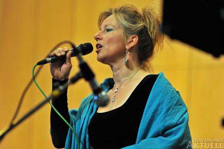 Tina Benz stimmte zu Beginn des Konzertes »Blue Moon« an. Foto: TA 