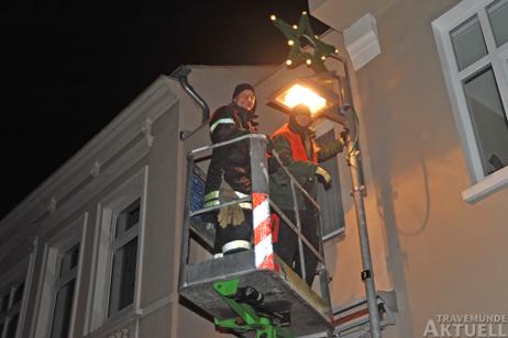 Beleuchtungstest in der Rose: Der erste Weihnachtsstern. Fotos: TA 
