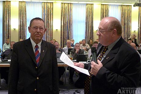 Die Laudatio hält der Distriktvorsitzende Saarland Eugen Düpre, DK8VR (r).
