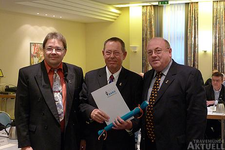 Der neu gewählte Vorsitzende des DARC e.V. Steffen Schöppe, DL7ATE, Ehrenmitglied Karl Erhard Vögele, DK9HU, Eugen Düpre, DK8VR, Distriktsvorsitzender Saar (v.l.n.r.).