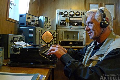 Hans Berg, DJ6TJ, in der Originalseefunkstelle der Passat, beim Testen einer als Exponat eben von einem Sponsor überreichten Schreibmaschine, wie sie damals in Seefunkstellen eingesetzt wurde.