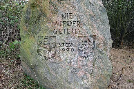 »Nie wieder geteilt« Inschrift des Gedenksteins mit den Wappen von Travemünde und Mecklenburg und dem Datum der Öffnung der Grenze an der Ostsee, dem nördlichsten Teil der deutsch/deutschen Grenze.