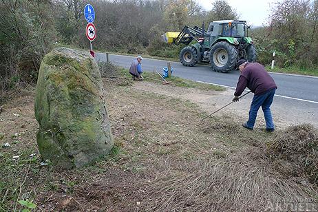 Arbeiten zur Verschönerung des Umfeldes des Gedenksteines. Einige große Findlinge sollen die Gedenkstätte vor dem Zuparken bewahren.