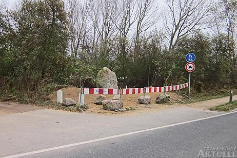 Findlinge haben sich zum Gedenkstein gesellt. Foto: HANS BERG