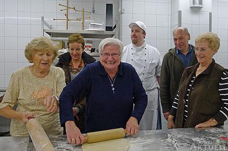 Unter Anleitung von Konditor Florian Röben (hinten) ging es für die Besucher erstmal ans Kekse-Backen. Fotos: KARL ERHARD VÖGELE