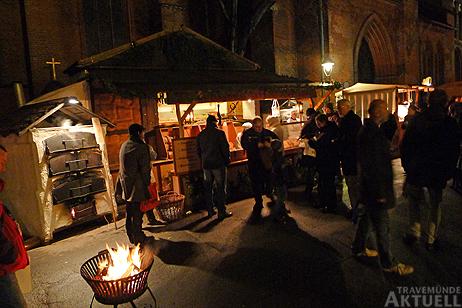 Ein paar Schritte abseits des üblichen Marktrummels findet sich der »Historische Weihnachtsmarkt« im Marienkirchhof. Die alten Mauern und die kostümierten Markthändler an ihren urigen Ständen sorgen für Atmosphäre. Fotos: KARL ERHARD VÖGELE