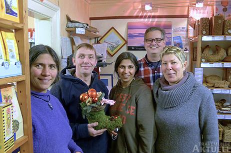 v.l. Mariam Afschar, Marcus Runge vom Haus der Jugend mit Geburtstagsstrauß, Zuzan Afschar, Kai Pachalli und Christine Hutzler, das Team vom Bioladen Haferkorn. Fotos: KARL ERHARD VÖGELE 