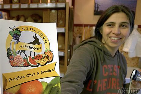 Der Esel im Logo der Firma Haferkorn, präsentiert von Zuzan Afschar nicht ohne Stolz.