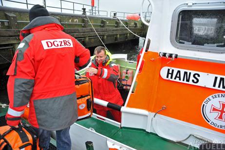 Travemünde Aktuell: Zwei Notfallrucksäcke für die Seenotrettung gespendet