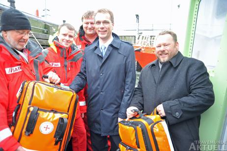 Übergabe der Notfallrucksäcke: Vormann Horst Dieter Eder, Rettungsmann Roland Willwerth, der 2. Vormann Klaus Morgenroth, , Senior Vice President Jörg Janßen vom Germanischen Lloyd und der Leiter des Informationszentrums Nord Jörg Ahrend (v.l.). Fotos: TA