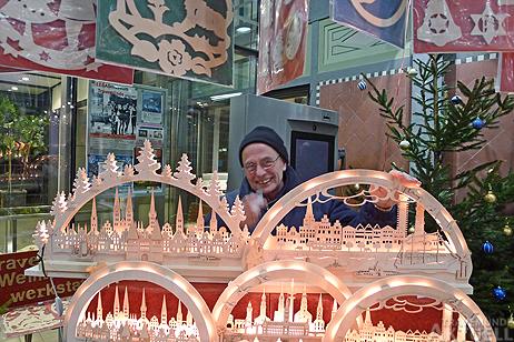 Dieter Schwarz von der »Travemünder Weihnachtswerkstatt« stand schon in den 1990er Jahren mit seinem Kunsthandwerk im Strandbahnhof. Foto: KARL ERHARD VÖGELE