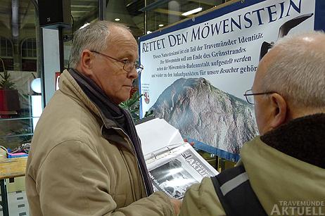 Willi Altenburg informiert auf dem Nikolausmarkt über das Projekt, den Mövenstein zu heben. Foto: KARL ERHARD VÖGELE