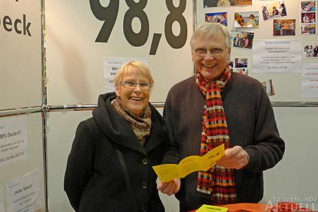 Radio Travemünde ist mit einem Info-Stand auf dem Nikolausmarkt dabei. In der Sendung am 13. Dezember sind die Ergebnisse der Umfrage zu Weihnachtsbräuchen zu hören. Wer keine Bräuche kennt, muss ein Rezept für Plätzchen preisgeben. Foto: KARL ERHARD VÖGELE